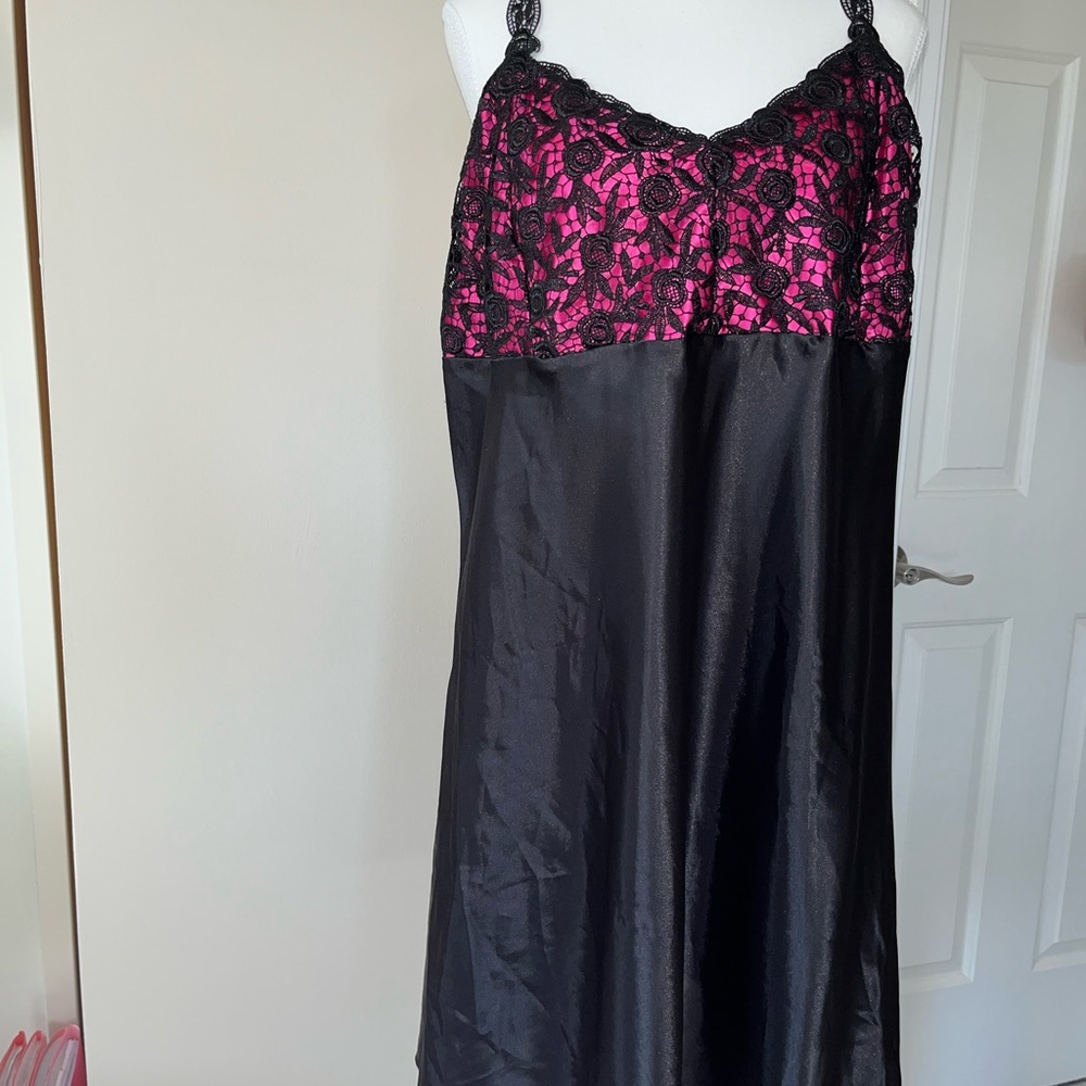 NWT 🆕💗Gorgeous nightgown black lace over black and pink satin type fabric